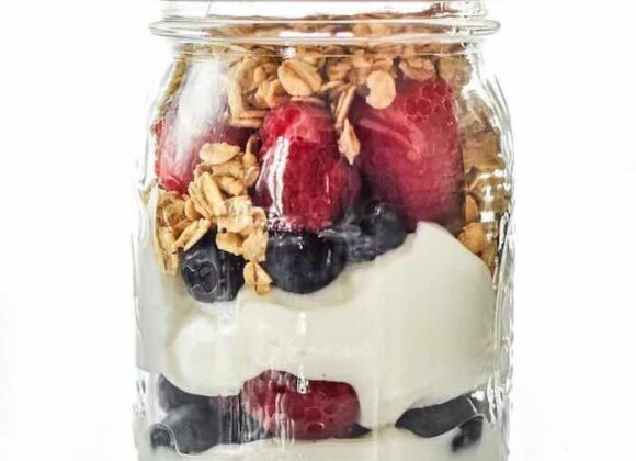 yoghurt-oatmeal-strawberries-blueberries-inside-a-mason-jar-healthy-lunches-for-work